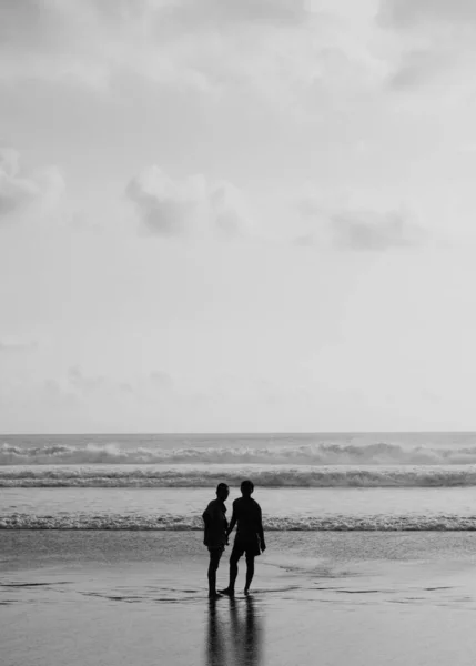 Двоє Друзів Силует Пляжі Вдень — стокове фото