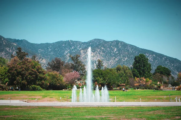 Una Bella Foto Una Fontana Nel Parco Con Montagne Verdi — Foto Stock