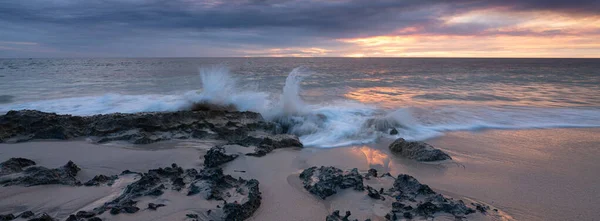 Eine Schöne Aufnahme Der Meerwasserwellen Der Felsigen Küste Während Des — Stockfoto