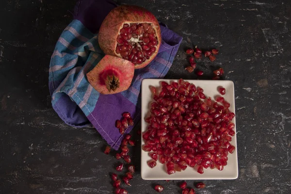 Una Fruta Granada Naturaleza Muerta Sobre Fondo Rústico — Foto de Stock