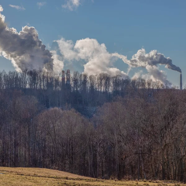 Emisiones Chimeneas Centrales Eléctricas Carbón Fotografiadas Contra Telón Fondo Rural — Foto de Stock