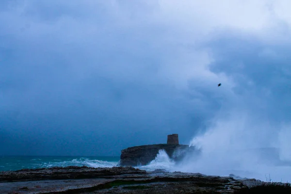 Blå Vågorna Havet Träffar Vägg Stranden Molnig Dag — Stockfoto