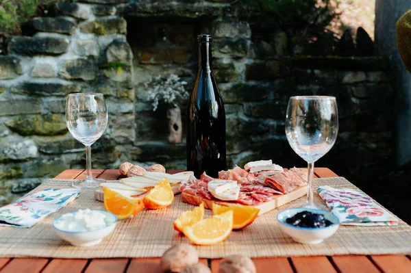Stolik Piknikowy Kiełbasą Serem Tradycyjnym Włoskim Jedzeniem Winem — Zdjęcie stockowe