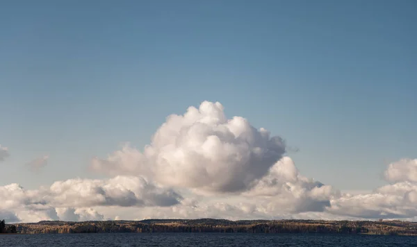Belo Tiro Uma Paisagem Nublada Sobre Uma Ilha — Fotografia de Stock