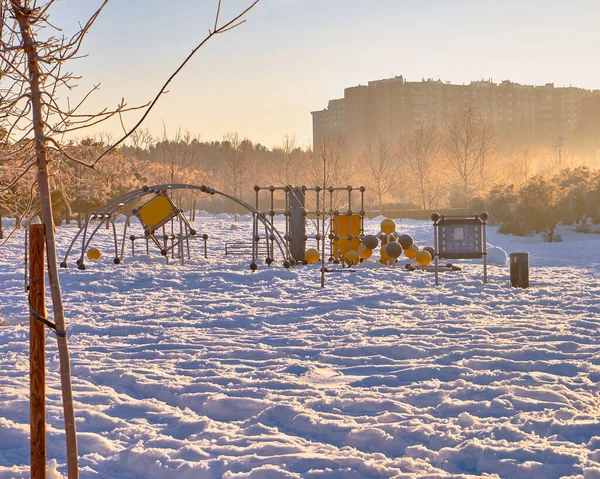 Pequeño Parque Cubierto Nieve Fotografiado Durante Sunris — Foto de Stock