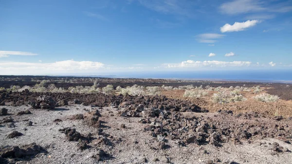 Der Hawaii Volcanoes National Park Zeigt Vulkankrater Und Emissionen Aus — Stockfoto