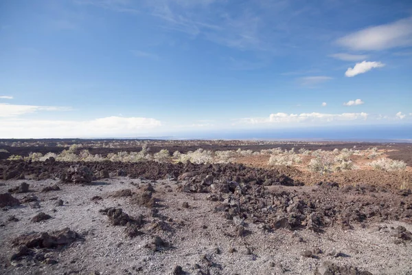 夏威夷火山国家公园显示火山口和火山口排放 — 图库照片