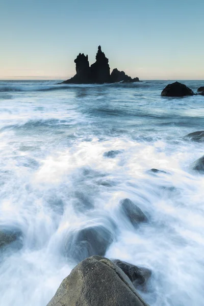 Plano Vertical Las Olas Del Océano Con Acantilados Fondo — Foto de Stock