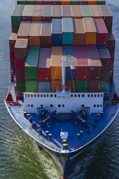 Vertikale Aufnahme Eines Schiffes Das Güter Transportiert — Stockfoto