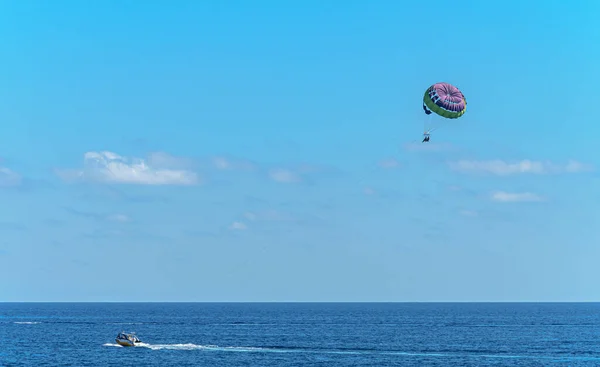 Een Prachtig Beeld Van Parasailing Activiteit Het Strand — Stockfoto