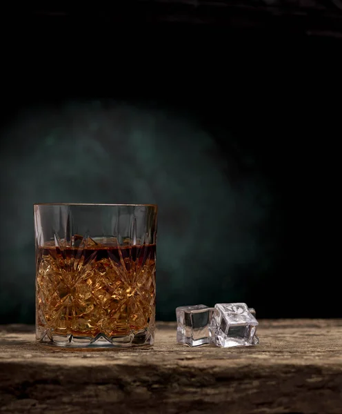 Coup Vertical Whisky Dans Verre Transparent Des Glaçons Sur Une — Photo