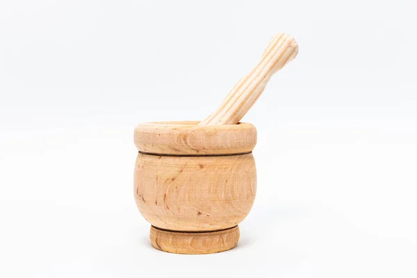 Ujęcie Zbliżeniowe Drewnianej Zaprawy Mielenia Różnych Przypraw Kulinarnych Wyizolowanych Białym — Zdjęcie stockowe
