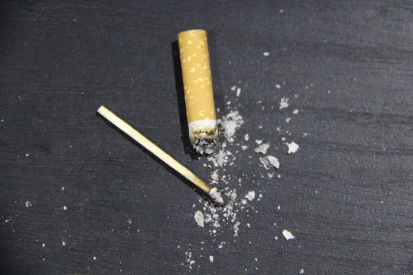 Füstölt Cigaretta Gyufa Hamu Szürke Asztalon — Stock Fotó