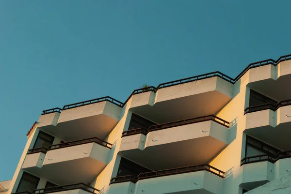 Una Toma Ángulo Bajo Fachada Nuevo Apartamento Moderno Con Balcones — Foto de Stock