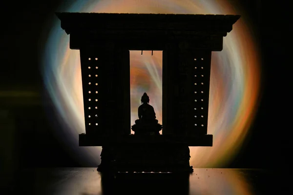 Άγαλμα Και Χειροποίητη Ξύλινη Πόρτα Είναι Φτιαγμένα Στο Νεπάλ — Φωτογραφία Αρχείου