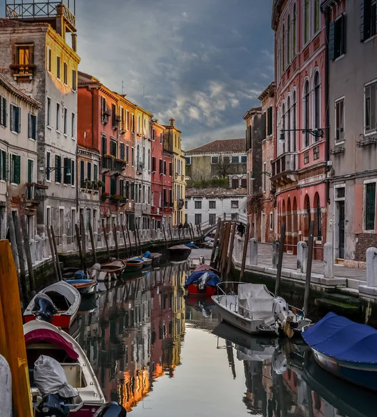 Pequeno Canal Veneza Com Barcos Construção Cores Com Belo Céu — Fotografia de Stock