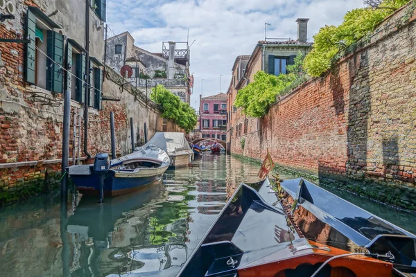 Eine Großaufnahme Einer Gondel Die Sich Auf Einem Kanal Venedig — Stockfoto