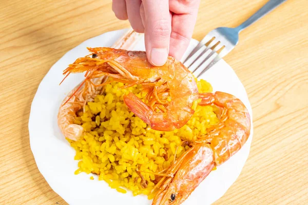 Primer Plano Una Mano Sosteniendo Camarón Arroz Mariscos Español Con —  Fotos de Stock