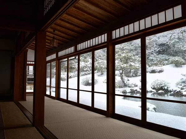 パノラマ窓のある伝統的な室内から眺める日本の冬の庭の美しい景色 — ストック写真
