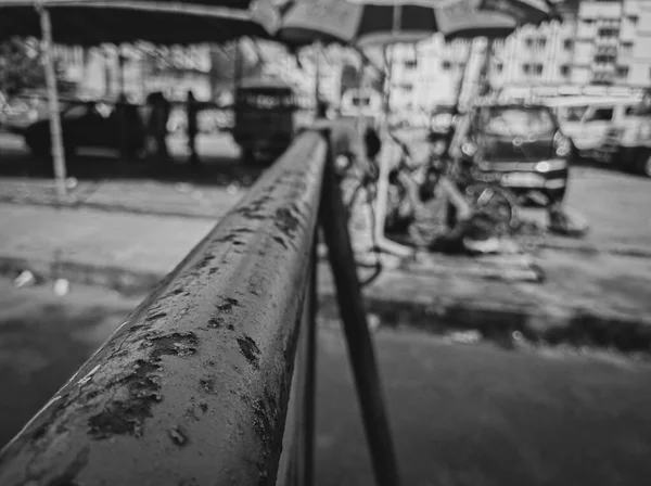 Graustufenaufnahme Einer Verrosteten Röhre Auf Der Straße — Stockfoto
