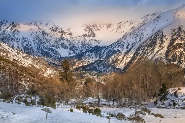 カタルーニャ地方公園の白雪の山 ピレネー山脈 — ストック写真