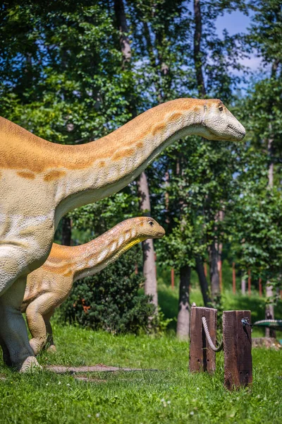공원에서 있었던 공룡상의 — 스톡 사진