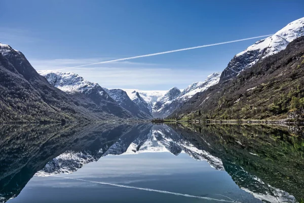 Una Vista Fascinante Las Montañas Cielo Azul Reflejado Lago —  Fotos de Stock