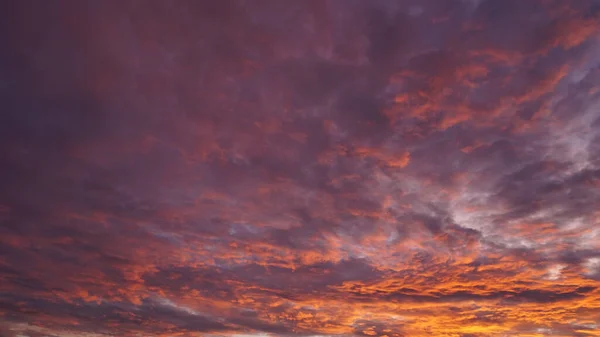 夕方の息をのむような夕日の間に曇った空 壁紙に最適 — ストック写真