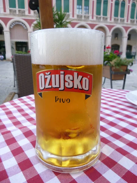 Split Chorvatsko Července 2015 Vychutnávat Čerstvě Vypité Místní Pivo Základní — Stock fotografie