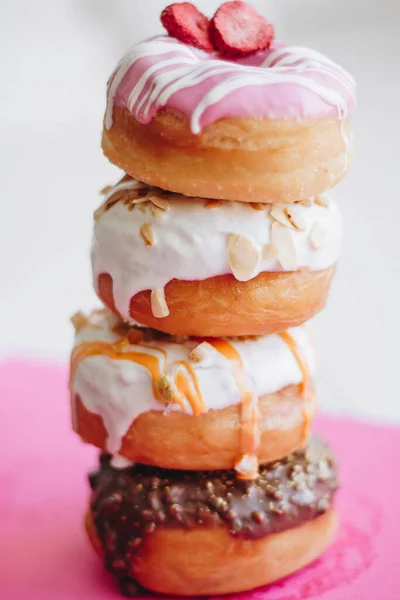 Ein Vertikaler Schuss Köstlicher Donuts Mit Unterschiedlichen Geschmacksrichtungen Die Übereinander — Stockfoto