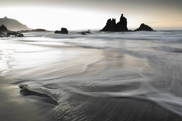 Beautiful View Waves Ocean Hitting Sandy Beach Cliffs Background — Stock Photo, Image