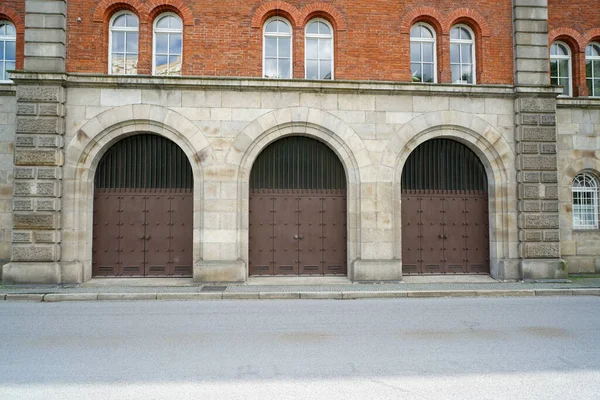 Uma Vista Das Portas Entrada Arco Próximo Edifício Velho — Fotografia de Stock