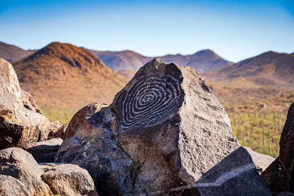 Image Montre Une Belle Spirale Pétroglyphe Sur Rocher Dans Parc — Photo