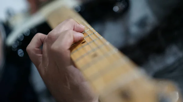 Close Mãos Humanas Tocando Guitarra — Fotografia de Stock