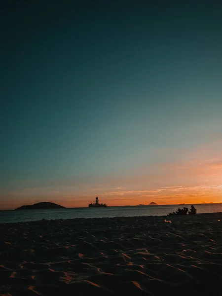 Sebuah Gambar Vertikal Matahari Terbenam Pantai Berpasir Dan Orang Orang — Stok Foto