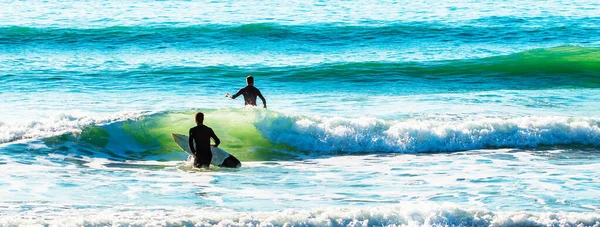 Tiro Panorâmico Surfistas Tabuleiro Mar Ondulado — Fotografia de Stock