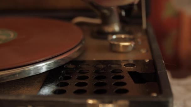 Closeup Shot Male Hand Turning Turning Old Turntable Vinyl Record — Αρχείο Βίντεο