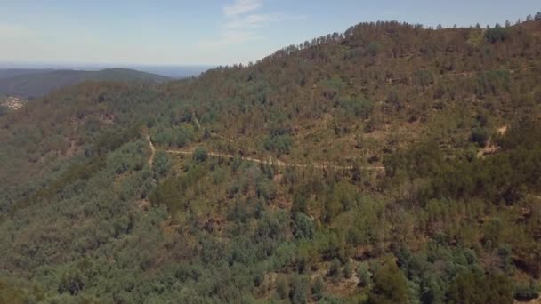 Uma Bela Vista Alto Ângulo Castelo Sortelha Portugal Das Árvores — Vídeo de Stock