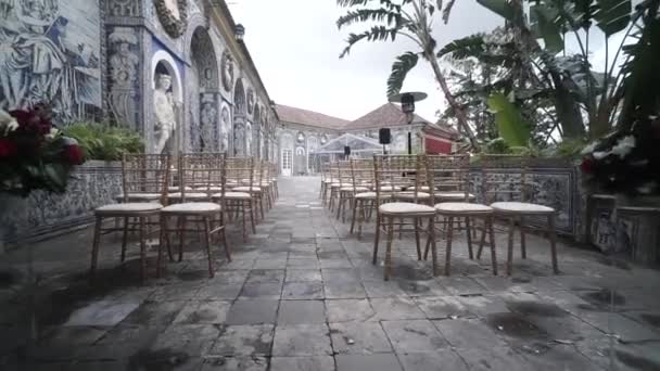 Festliche Dekoration Eines Hochzeitsbanketts Mit Blumen Den Historischen Gebäuden — Stockvideo
