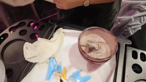 Femme Personnel Salon Mélange Crème Dans Salon Coiffeur Fait Lissage — Video