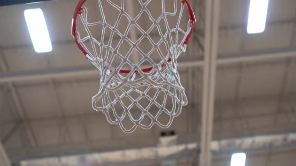 篮球篮筐的低角度录像 天花板上有白网和白光 — 图库视频影像