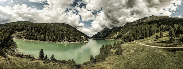 Een Panoramisch Schot Van Een Rivier Omringd Door Bossen Heuvels — Stockfoto