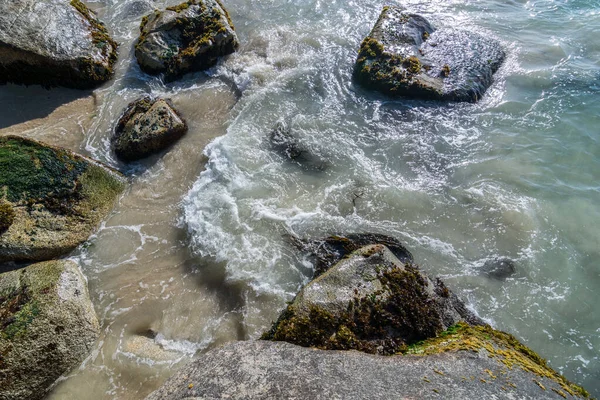 美丽的大海 阳光下海滩上波涛汹涌 岩石层叠 — 图库照片