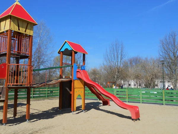 Uma Bela Foto Lindo Parque Infantil Com Uma Corrediça Colorida — Fotografia de Stock