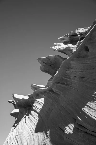 Низькокутний Знімок Цікавих Геометричних Візерунків Прибережних Скелях Відмінно Підходить Шпалер — стокове фото