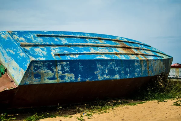 Een Oude Roestige Blauwe Verlaten Boot Achtergelaten Snavel — Stockfoto