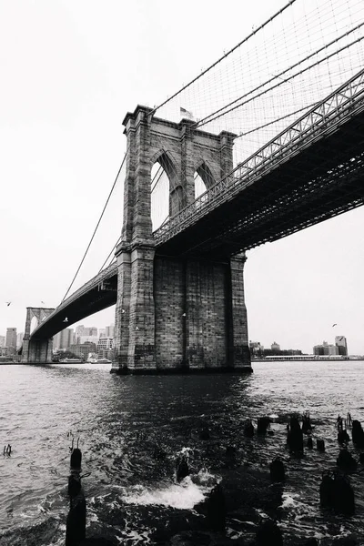 Знаменитый Бруклинский Мост Стороны Манхэттена Черно Белом Цвете — стоковое фото