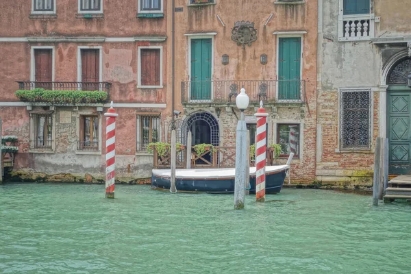 Canal Veneza Itália Mostrando Barcos Edifícios Longo Canal — Fotografia de Stock