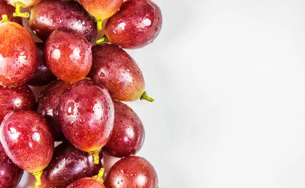 Een Close Shot Van Verse Druiven Een Witte Achtergrond — Stockfoto