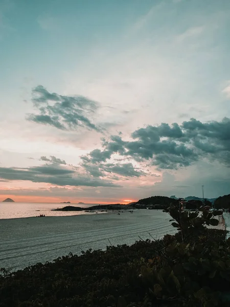 Sebuah Gambar Vertikal Dari Pemandangan Matahari Terbenam Dari Pantai — Stok Foto